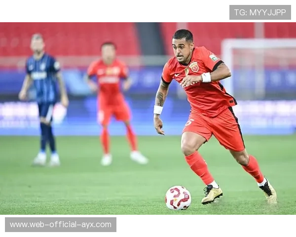 上海海港莱昂纳多边路连续突破，挑战自我再创辉煌