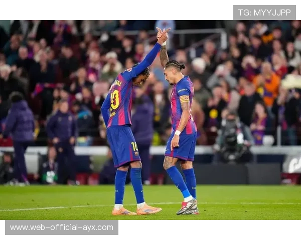 巴萨佩德里边路传中后点头球命中诺坎普震动